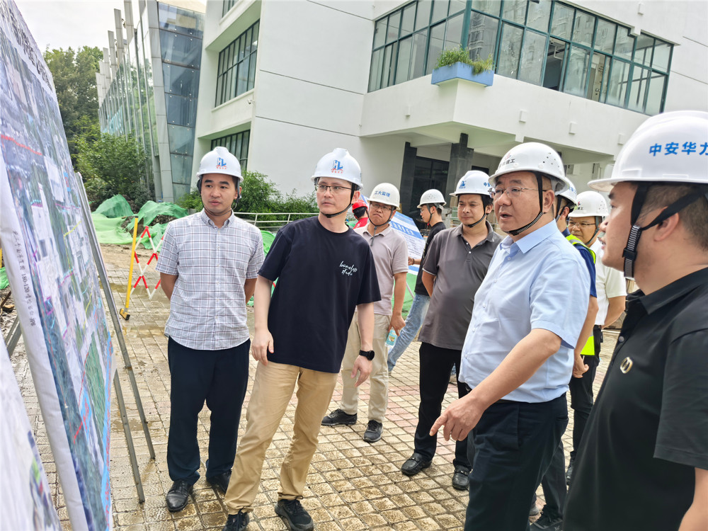 合肥市重点工程建设管理局党组成员、副局长郑浩一行赴集团承建的合肥一中长江路校区改造项目调研指导
