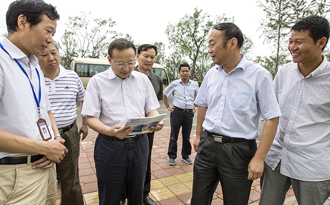 省发改委主任张绍春在阜阳合肥现代产业园区调研