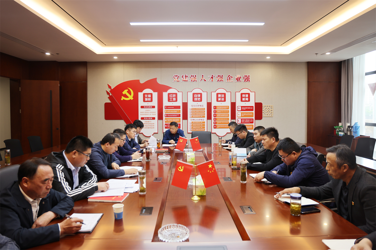 建设集团第二党支部组织召开组织生活会 开展主题党日活动